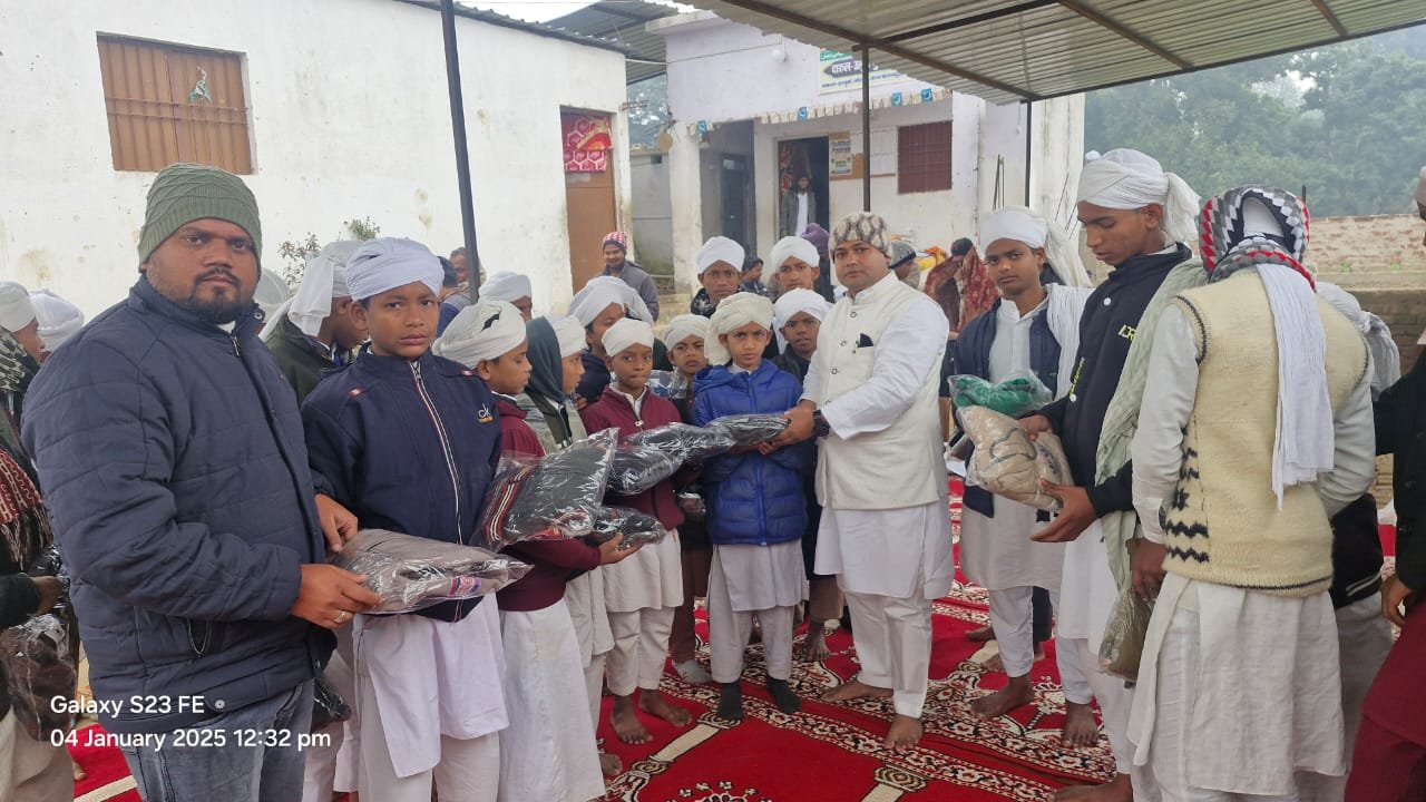 सीतामढ़ी में पसमांदा महाज़ के तत्वावधान में गरीब बच्चों को बांटे गए कपड़े