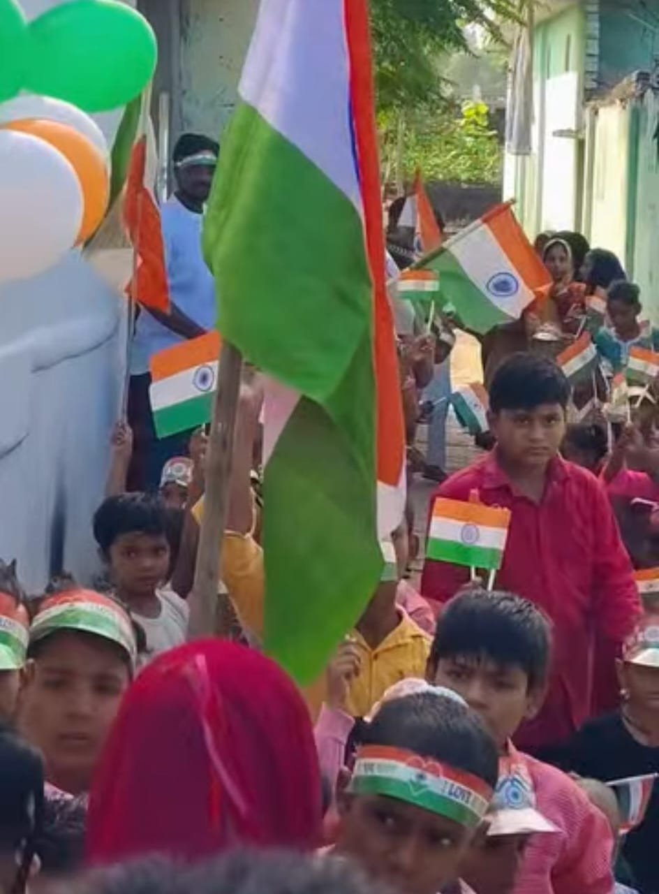 एआइपीएमएम ने ग्राम गुजरहना में मनाया स्वतंत्रता दिवस