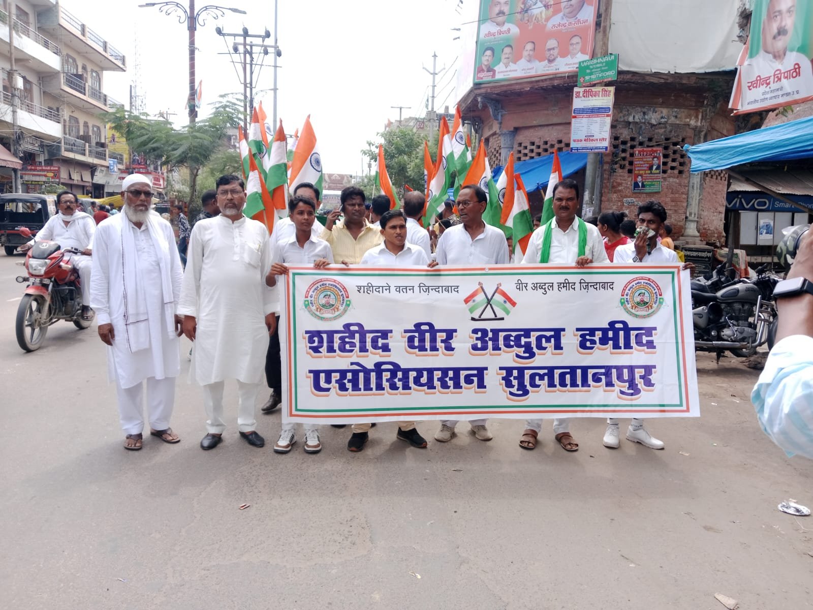 एआइपीएमएम के बैनर तले वीर अब्दुल हमीद की शहादत दिवस पर 160 फुट लंबा तिरंगा यात्रा निकाली गई