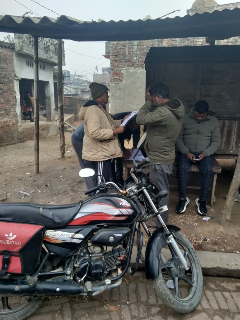 गुजरहना गांव में फार्म-6 भरने की प्रक्रिया शुरू, नए मतदाताओं को दी गई जानकारी