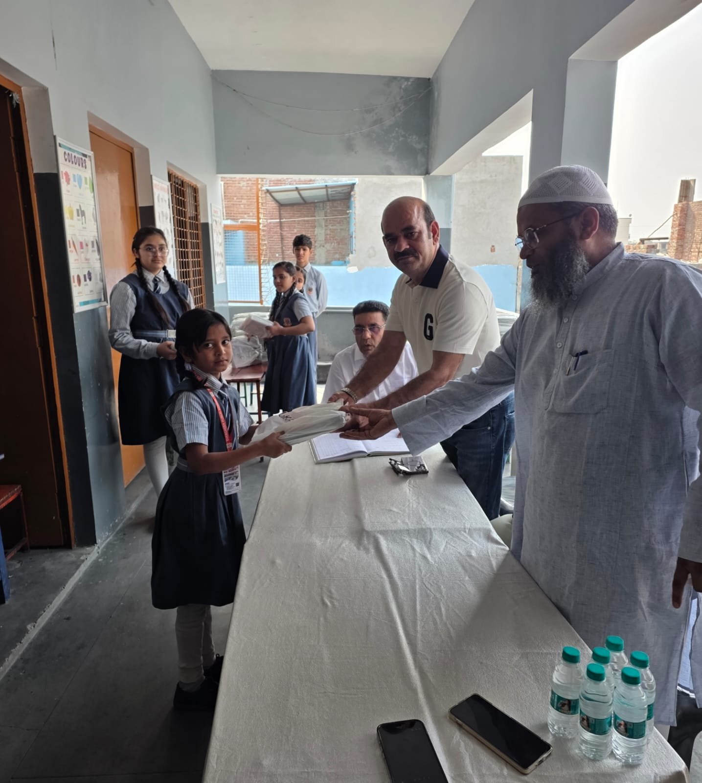 मुरादाबाद में 200 बच्चों को मुफ्त किताबें और कॉपियां वितरित